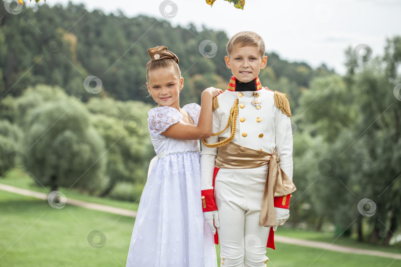 Скачать Детская танцующая пара, одетая как персонажи романа "Война и мир" фотосток Ozero