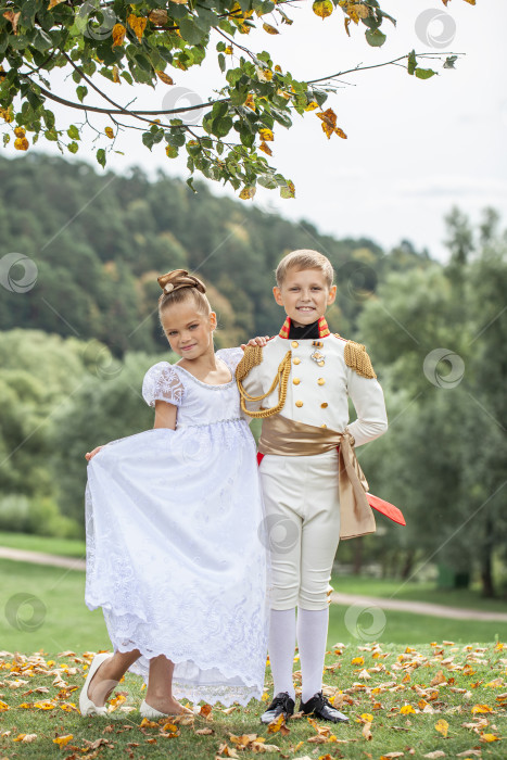 Скачать Детская танцующая пара в костюмах персонажей романа "Война и мир" фотосток Ozero