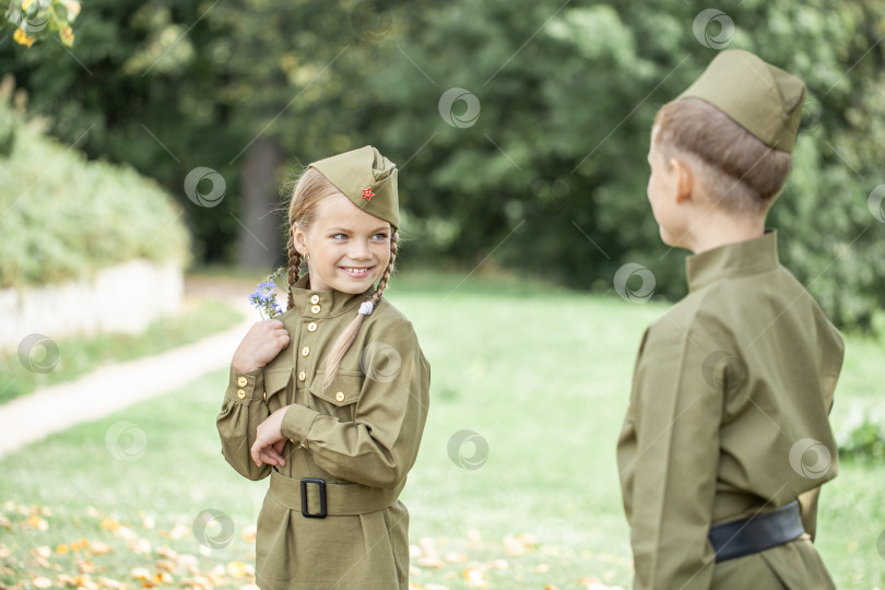 Скачать Двое детей в военной форме времен Второй мировой войны фотосток Ozero