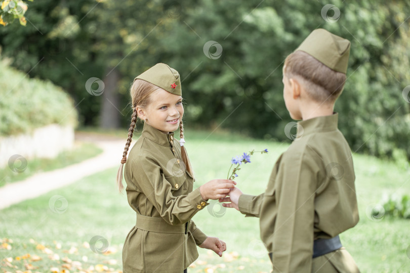 Скачать Двое детей в военной форме времен Второй мировой войны фотосток Ozero