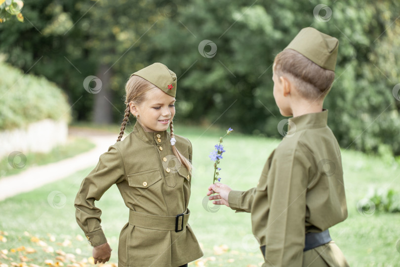 Скачать Двое детей в военной форме времен Второй мировой войны фотосток Ozero