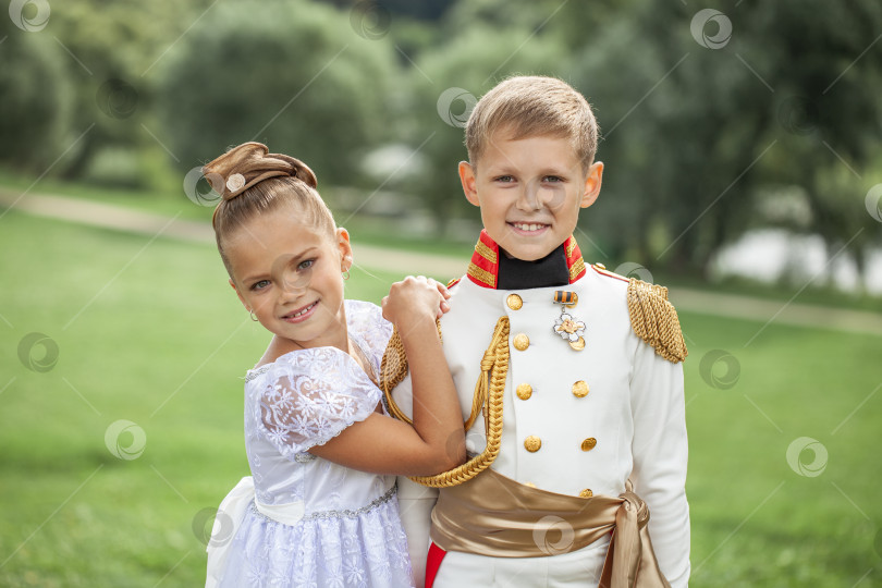 Скачать Детская танцующая пара, одетая как персонажи романа "Война и мир" фотосток Ozero