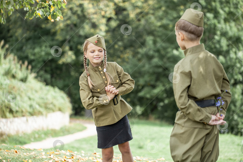 Скачать Двое детей в военной форме времен Второй мировой войны фотосток Ozero