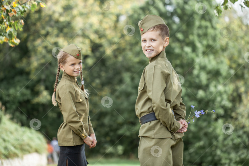 Скачать Двое детей в военной форме времен Второй мировой войны фотосток Ozero