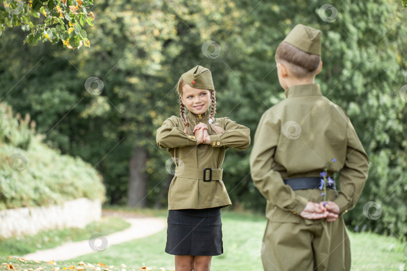 Скачать Двое детей в военной форме времен Второй мировой войны фотосток Ozero