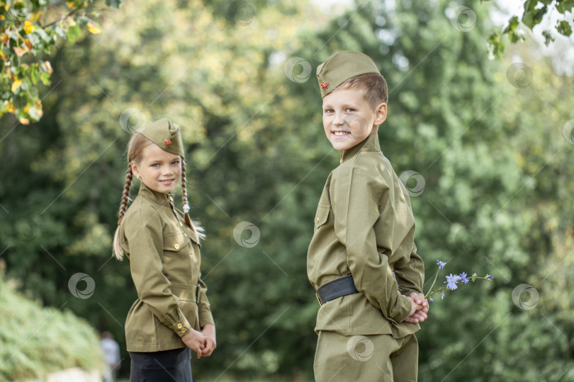 Скачать Двое детей в военной форме времен Второй мировой войны фотосток Ozero