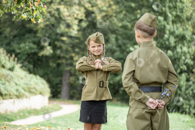 Скачать Двое детей в военной форме времен Второй мировой войны фотосток Ozero
