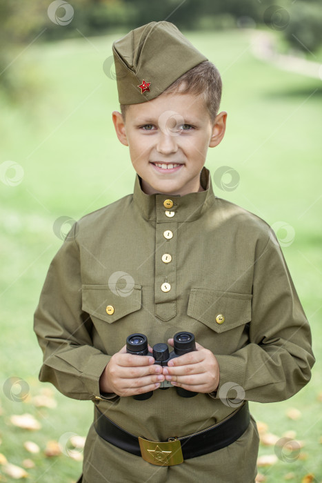 Скачать Портрет мальчика в советской военной форме фотосток Ozero