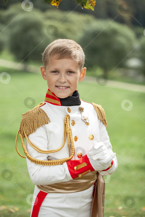 Скачать Маленький мальчик в образе персонажа из книги "Война и мир" фотосток Ozero