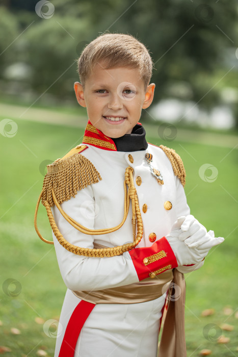 Скачать Маленький мальчик в образе персонажа из книги "Война и мир" фотосток Ozero