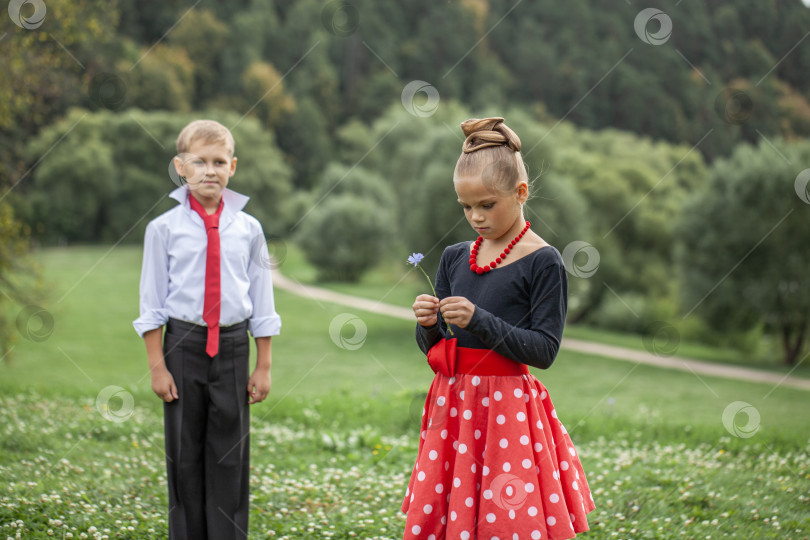 Скачать Детская ретро-танцевальная пара в костюмах фотосток Ozero