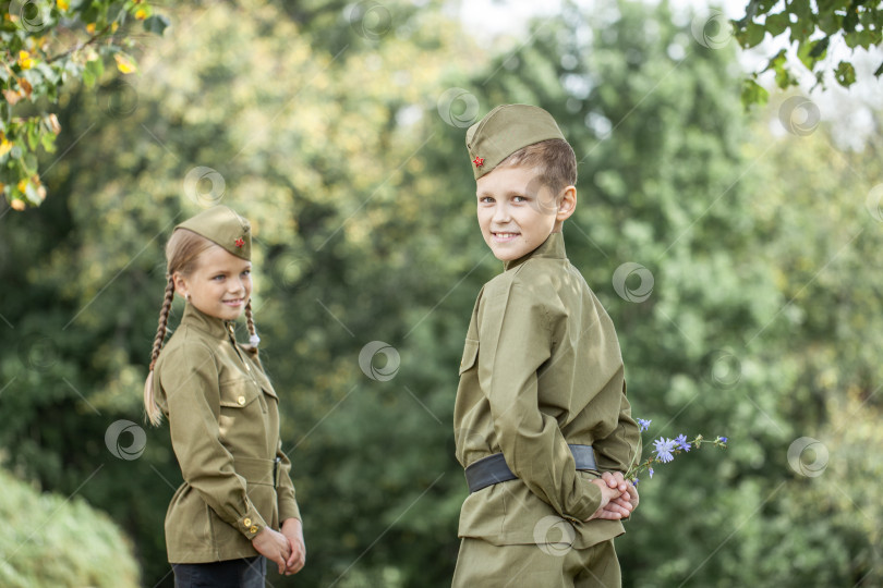 Скачать Двое детей в военной форме времен Второй мировой войны фотосток Ozero