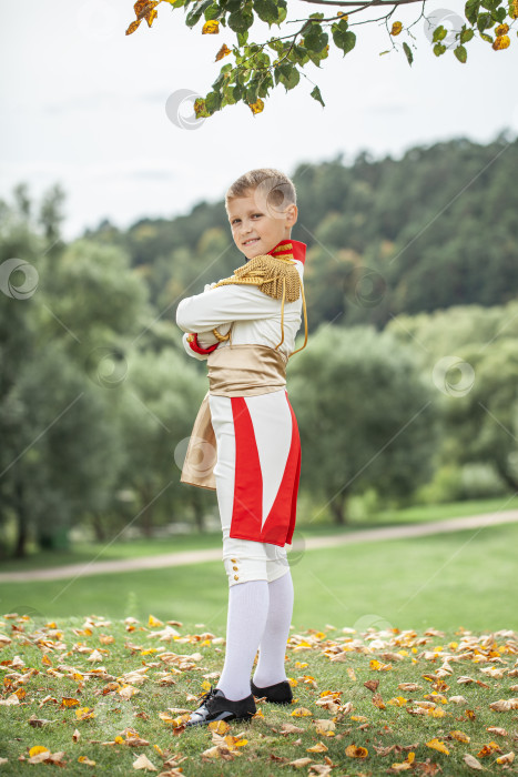 Скачать Маленький мальчик в образе персонажа из книги "Война и мир" фотосток Ozero