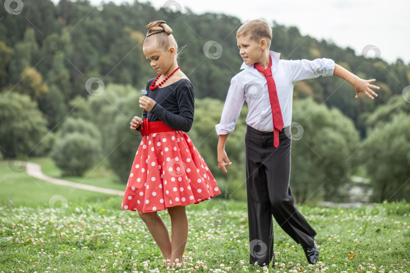 Скачать Детская ретро-танцевальная пара в костюмах фотосток Ozero