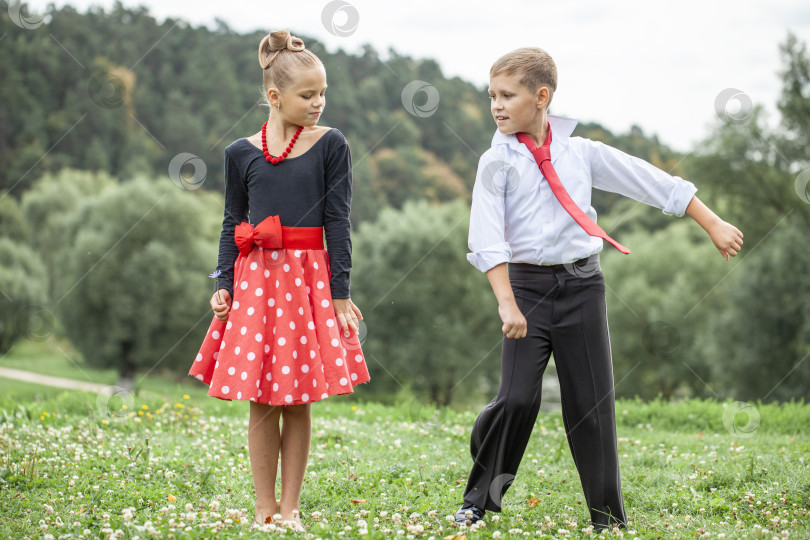 Скачать Детская ретро-танцевальная пара в костюмах фотосток Ozero