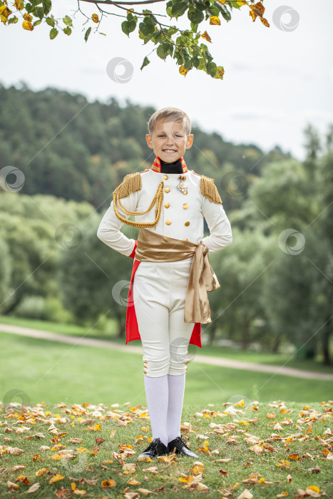 Скачать Маленький мальчик в образе персонажа из книги "Война и мир" фотосток Ozero