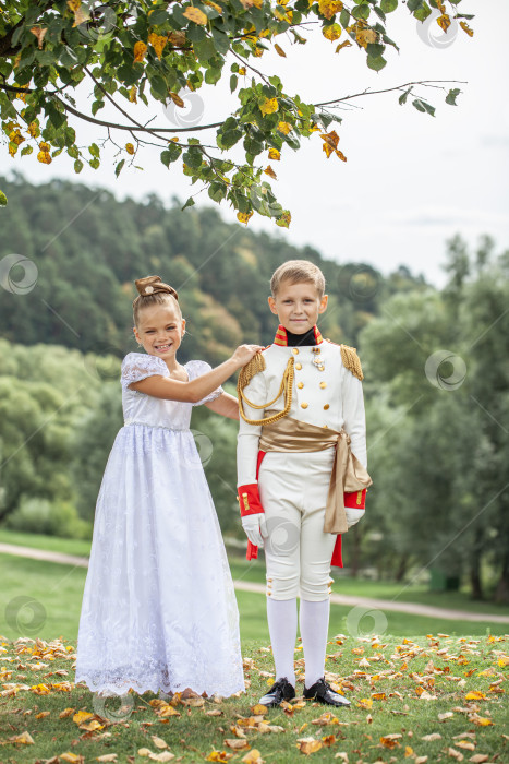 Скачать Детская танцующая пара в костюмах персонажей романа "Война и мир" фотосток Ozero