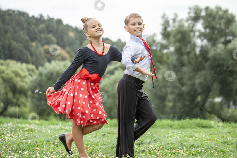 Скачать Детская ретро-танцевальная пара в костюмах фотосток Ozero