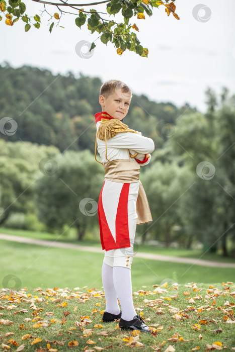 Скачать Маленький мальчик в образе персонажа из книги "Война и мир" фотосток Ozero