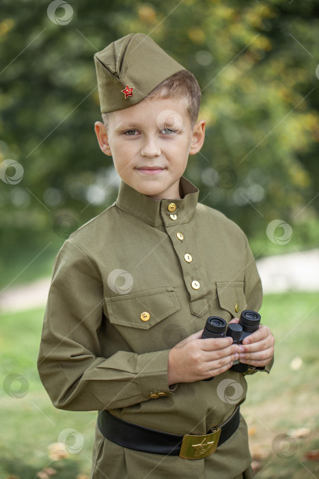 Скачать Портрет мальчика в советской военной форме фотосток Ozero