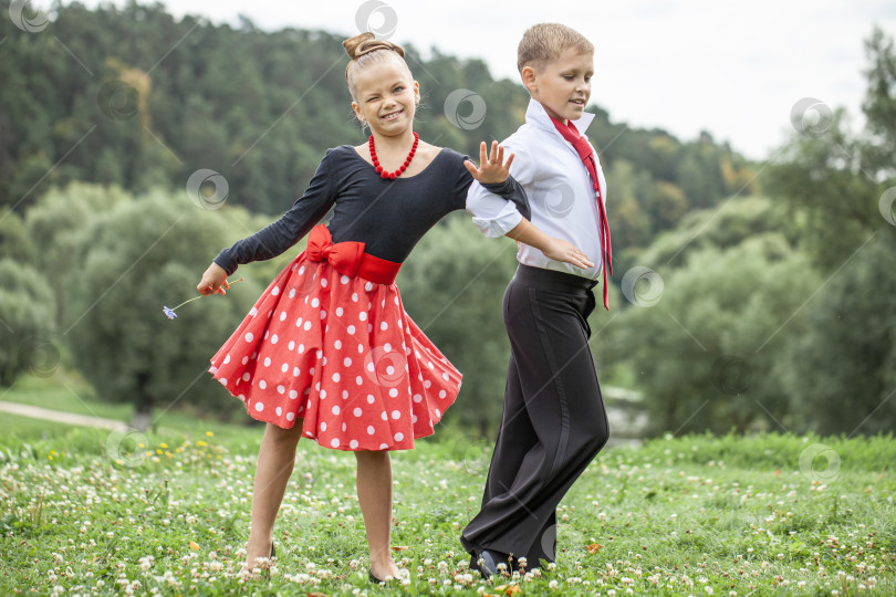 Скачать Детская ретро-танцевальная пара в костюмах фотосток Ozero