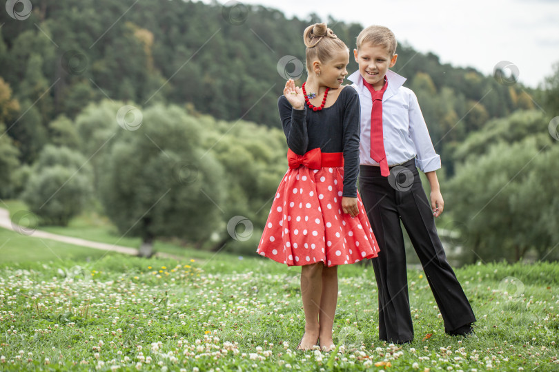 Скачать Детская ретро-танцевальная пара в костюмах фотосток Ozero