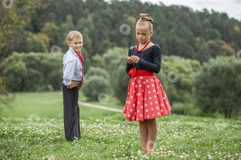 Скачать Детская ретро-танцевальная пара в костюмах фотосток Ozero