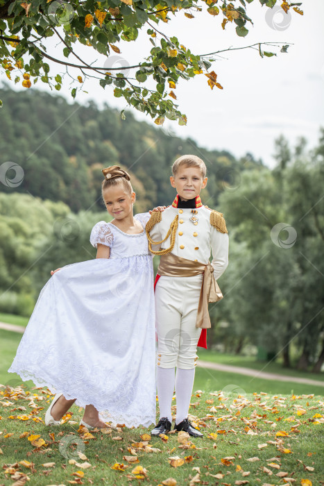 Скачать Детская танцующая пара в костюмах персонажей романа "Война и мир" фотосток Ozero