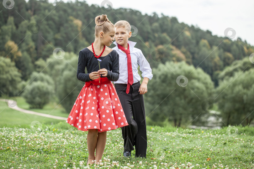 Скачать Детская ретро-танцевальная пара в костюмах фотосток Ozero