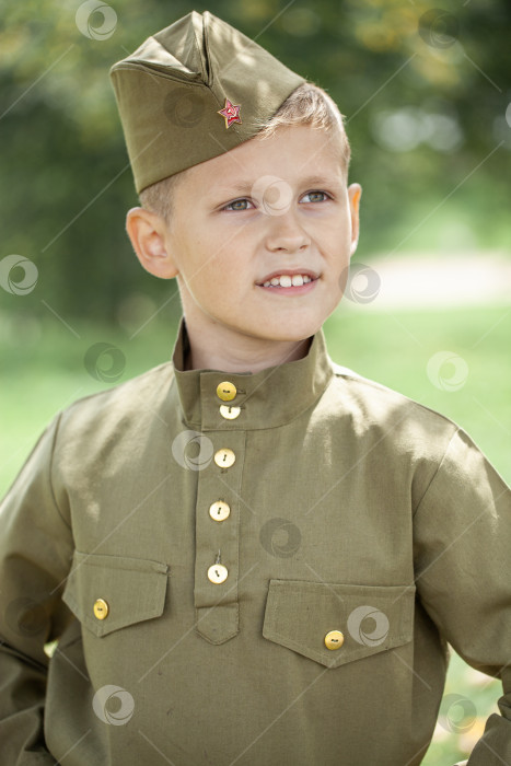 Скачать Портрет мальчика в советской военной форме фотосток Ozero