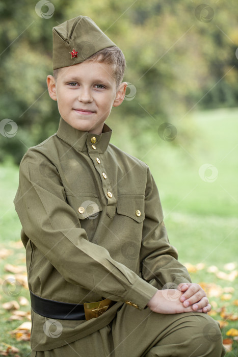 Скачать Портрет мальчика в советской военной форме фотосток Ozero