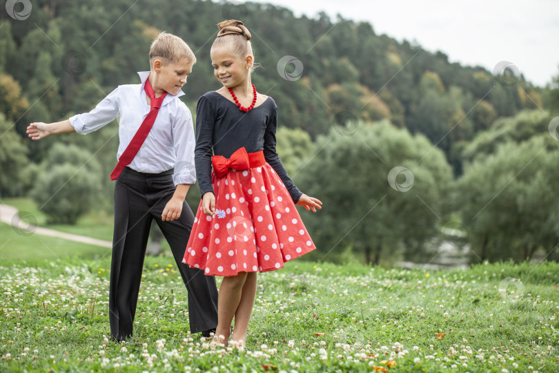 Скачать Детская ретро-танцевальная пара в костюмах фотосток Ozero