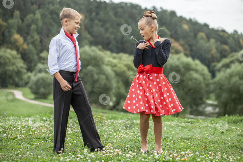 Скачать Детская ретро-танцевальная пара в костюмах фотосток Ozero