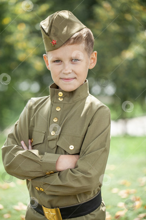 Скачать Портрет мальчика в советской военной форме фотосток Ozero