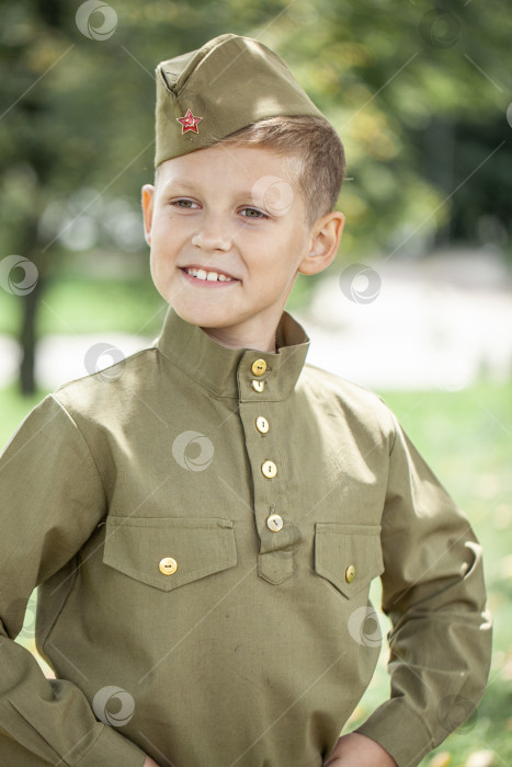 Скачать Портрет мальчика в советской военной форме фотосток Ozero