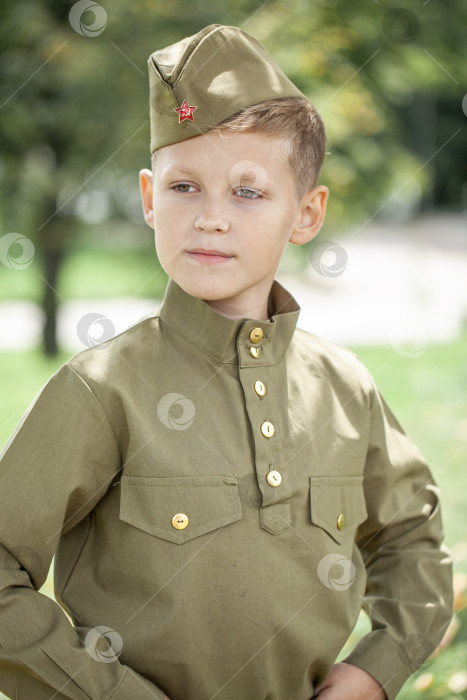 Скачать Портрет мальчика в советской военной форме фотосток Ozero