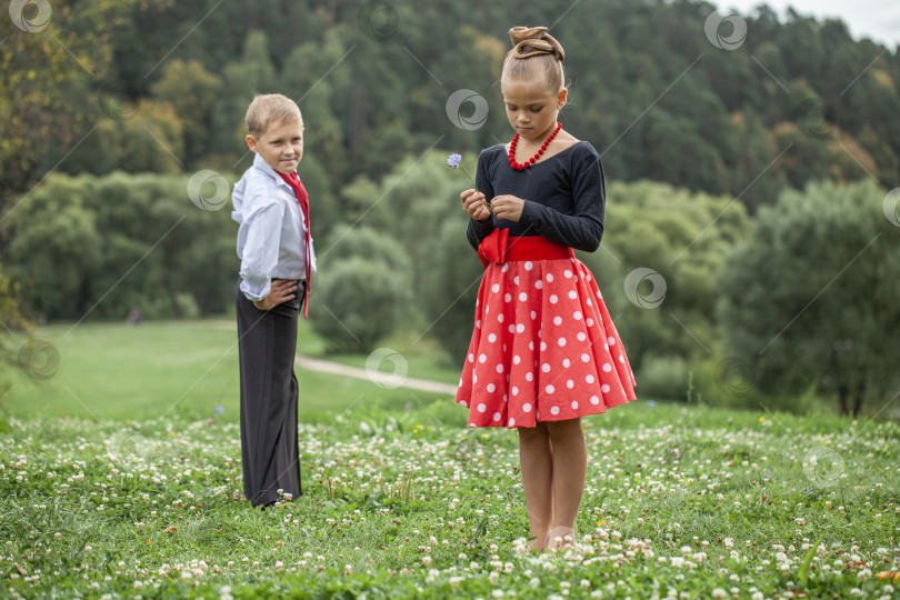 Скачать Детская ретро-танцевальная пара в костюмах фотосток Ozero