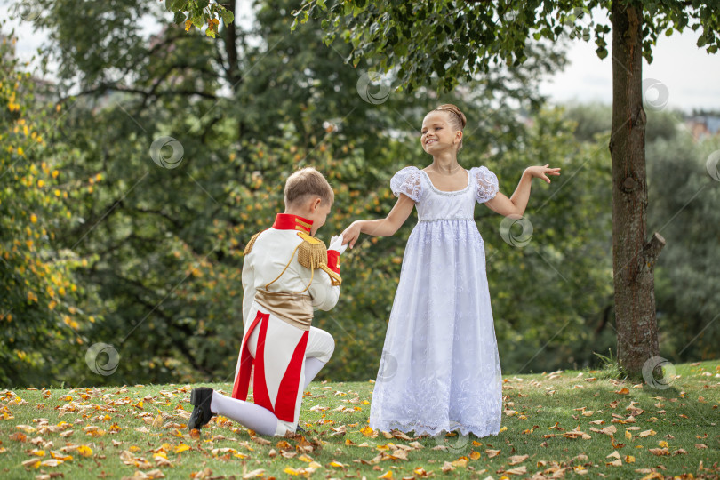 Скачать Детская танцующая пара, одетая как персонажи романа "Война и мир" фотосток Ozero