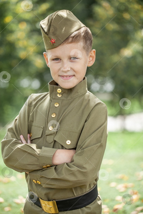 Скачать Портрет мальчика в советской военной форме фотосток Ozero