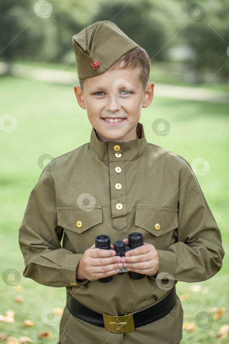 Скачать Портрет мальчика в советской военной форме фотосток Ozero