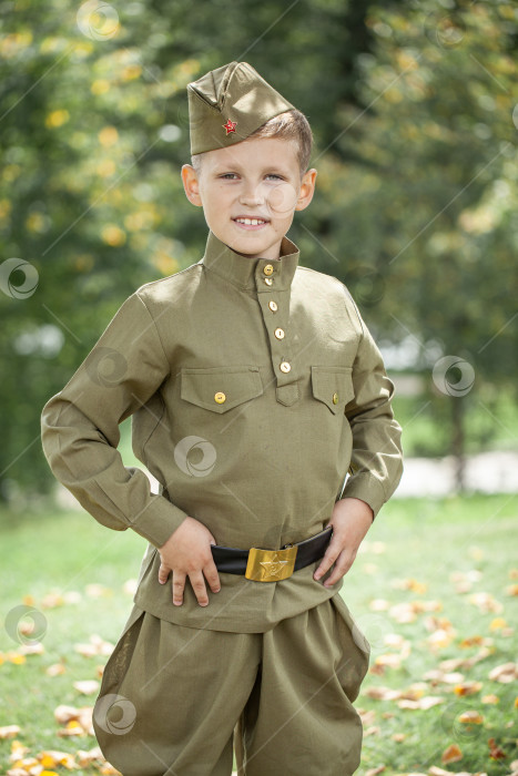 Скачать Портрет мальчика в советской военной форме фотосток Ozero