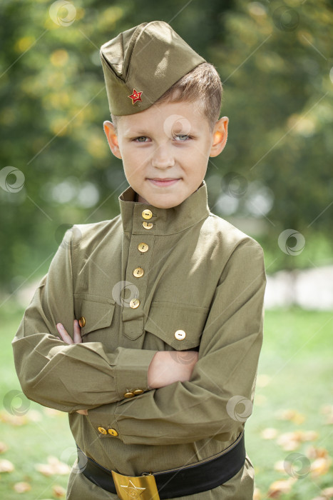 Скачать Портрет мальчика в советской военной форме фотосток Ozero