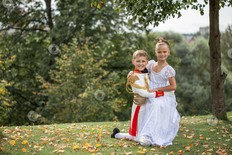 Скачать Детская танцующая пара в костюмах персонажей романа "Война и мир" фотосток Ozero