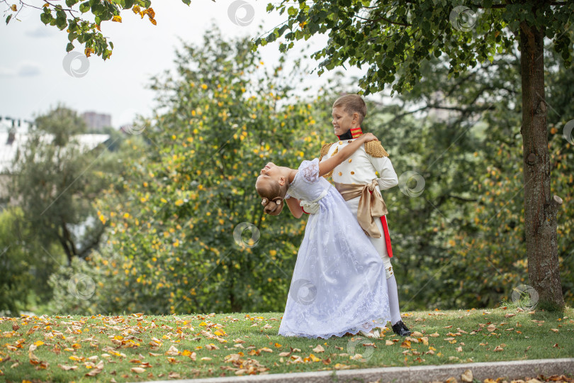 Скачать Детская танцующая пара, одетая как персонажи романа "Война и мир" фотосток Ozero