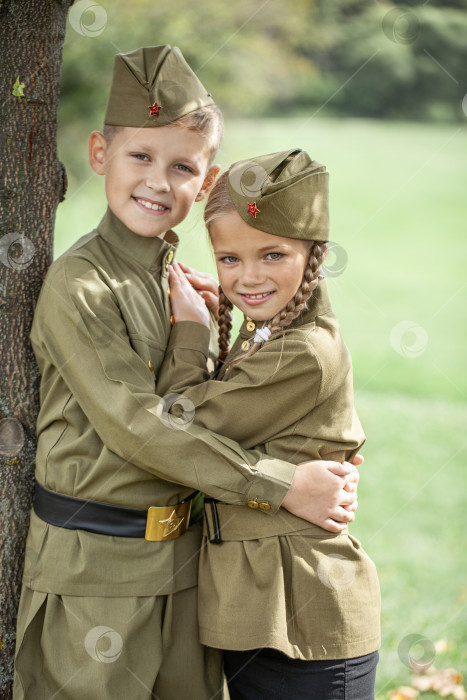 Скачать Двое детей в военной форме времен Второй мировой войны фотосток Ozero