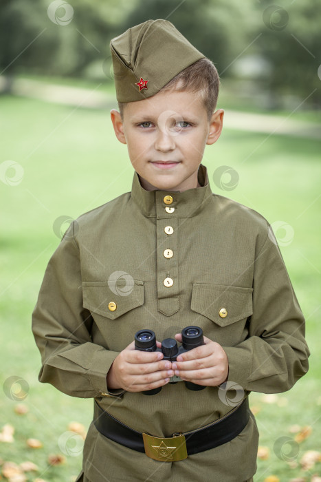 Скачать Портрет мальчика в советской военной форме фотосток Ozero