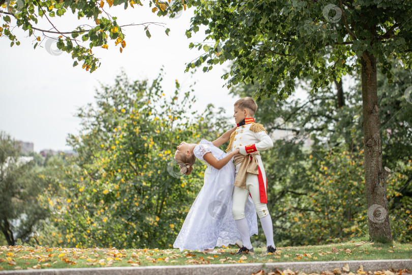 Скачать Детская танцующая пара, одетая как персонажи романа "Война и мир" фотосток Ozero