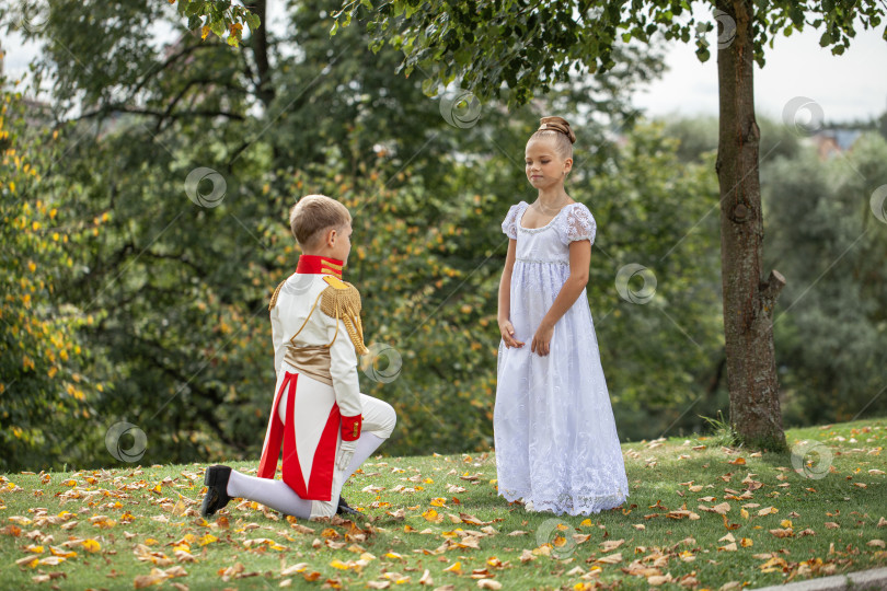 Скачать Детская танцующая пара в костюмах персонажей романа "Война и мир" фотосток Ozero