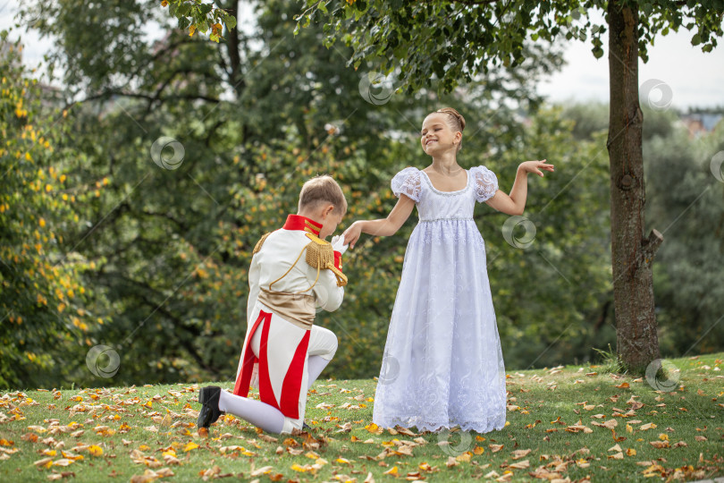 Скачать Детская танцующая пара, одетая как персонажи романа "Война и мир" фотосток Ozero