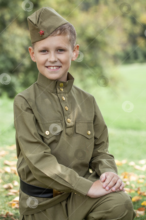 Скачать Портрет мальчика в советской военной форме фотосток Ozero